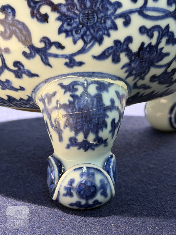 清乾隆 青花莲托八吉祥如意足鼎式炉 - 图12